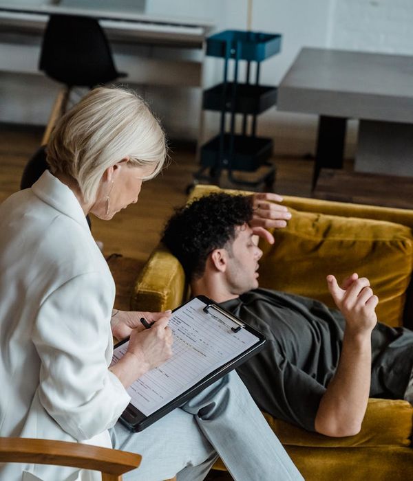 Man psychologist expert in cognitive therapy